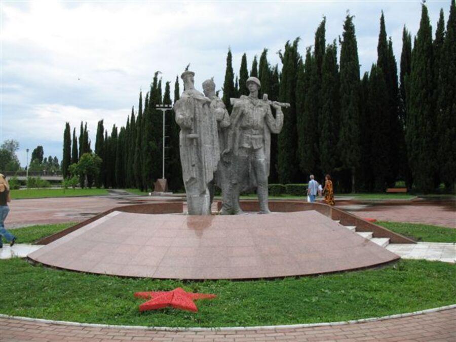 Солдаты памятник в Адлере В. Глухов фото