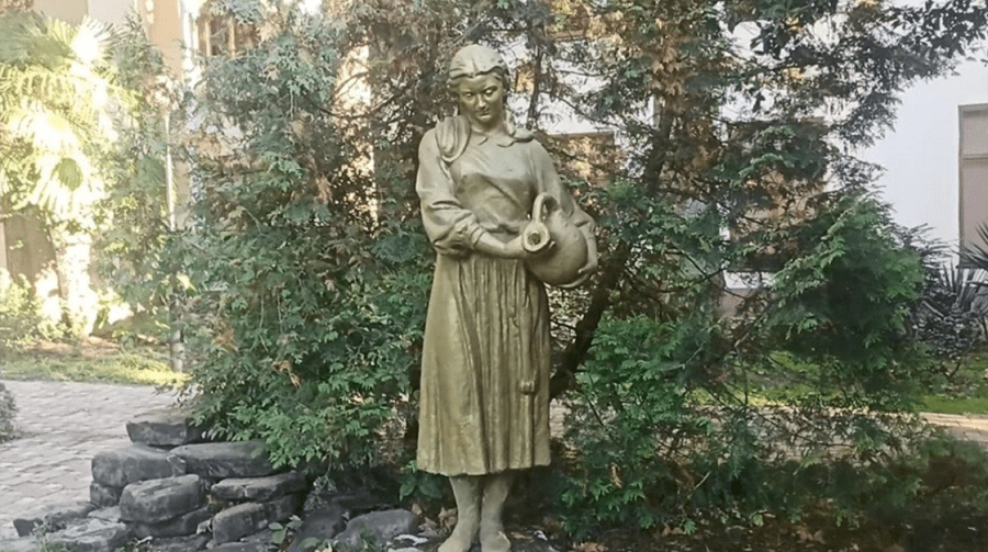 Девушка с кувшином скульптура В. Зенякина фото