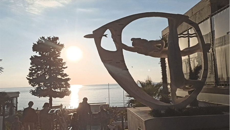 скульптура Ныряльщики у входа на пляж Ривьера фото