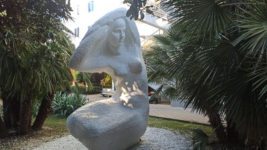 Девушка с цветком скульптура В. Глухов фото