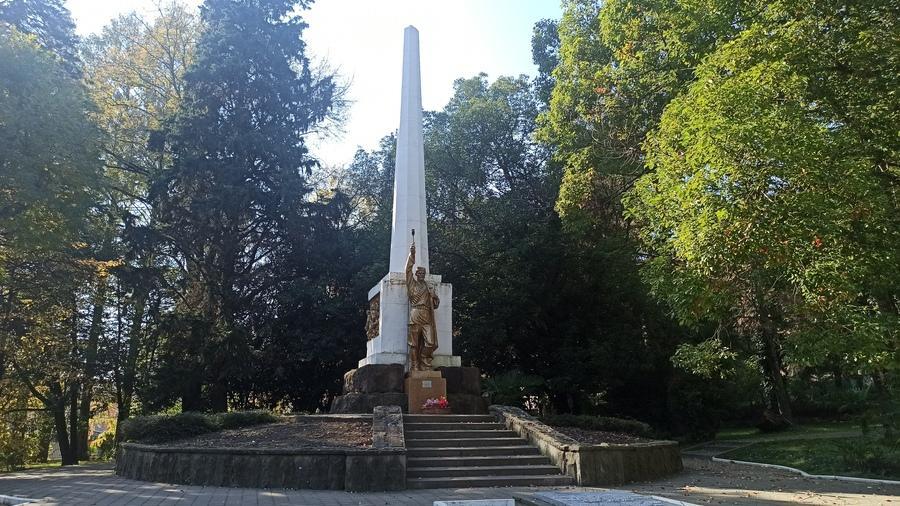 Памятник партизанам в Хосте фото