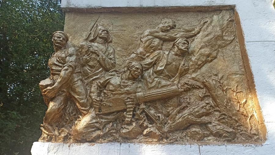 горельеф на памятнике партизанам в Хосте В. Глухов фото