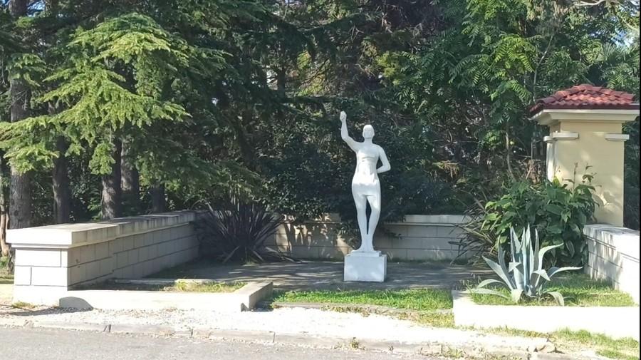 девушка с веслом скульптура в Сочи