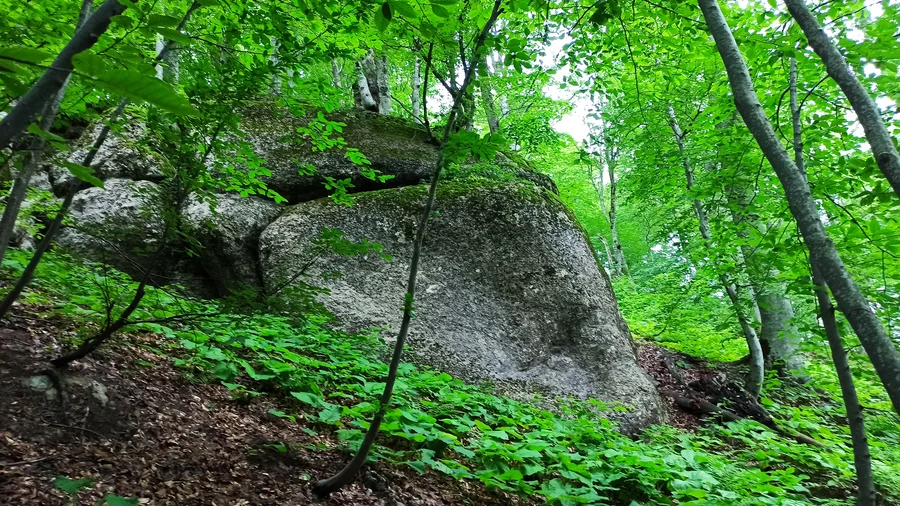 Ориентир - скала из камней